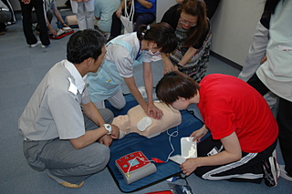 AEDを使用して一次救命処置の実演です