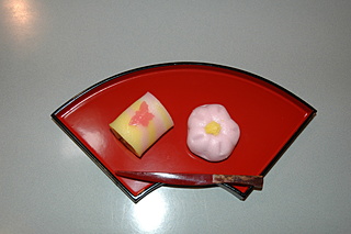 おやつは春をイメージした和菓子でした