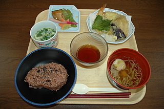昼食は赤飯に天ぷらとごちそうでした
