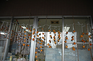 通所リハビリの窓辺の干し柿